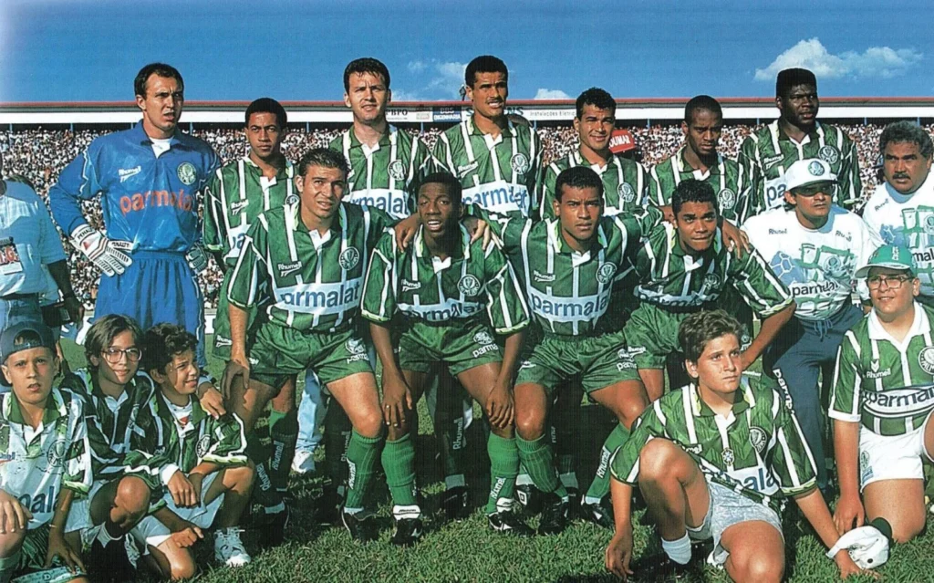 Palmeiras-1996-1024x639 5 Camisas de Futebol dos Anos 90 que Todo Mundo Queria Ter