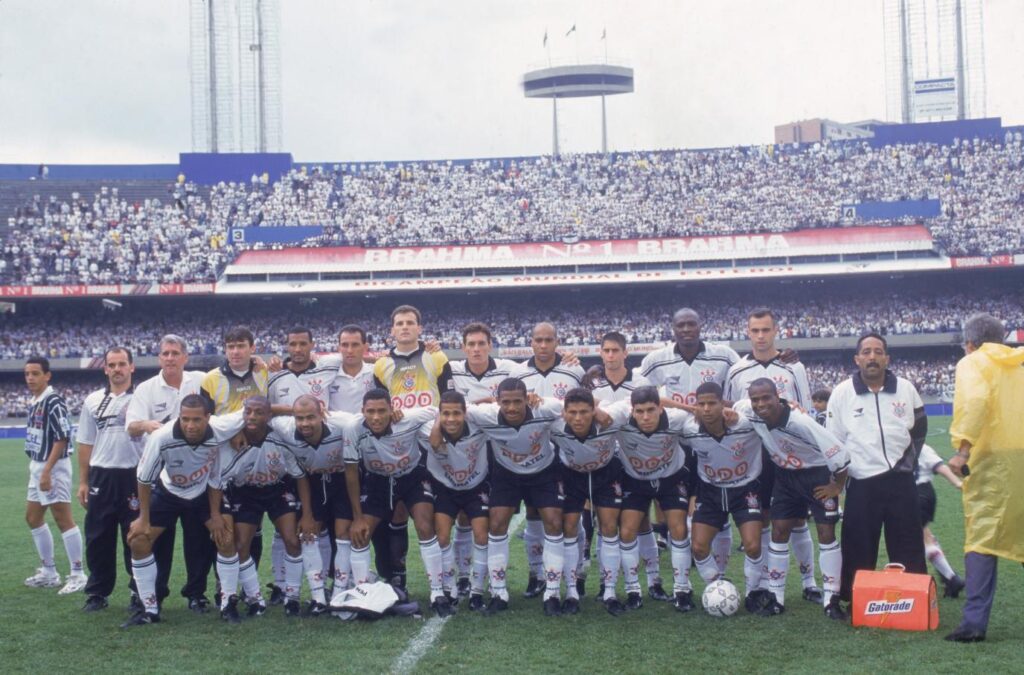 corinthians-98-1024x675 5 Camisas de Futebol dos Anos 90 que Todo Mundo Queria Ter